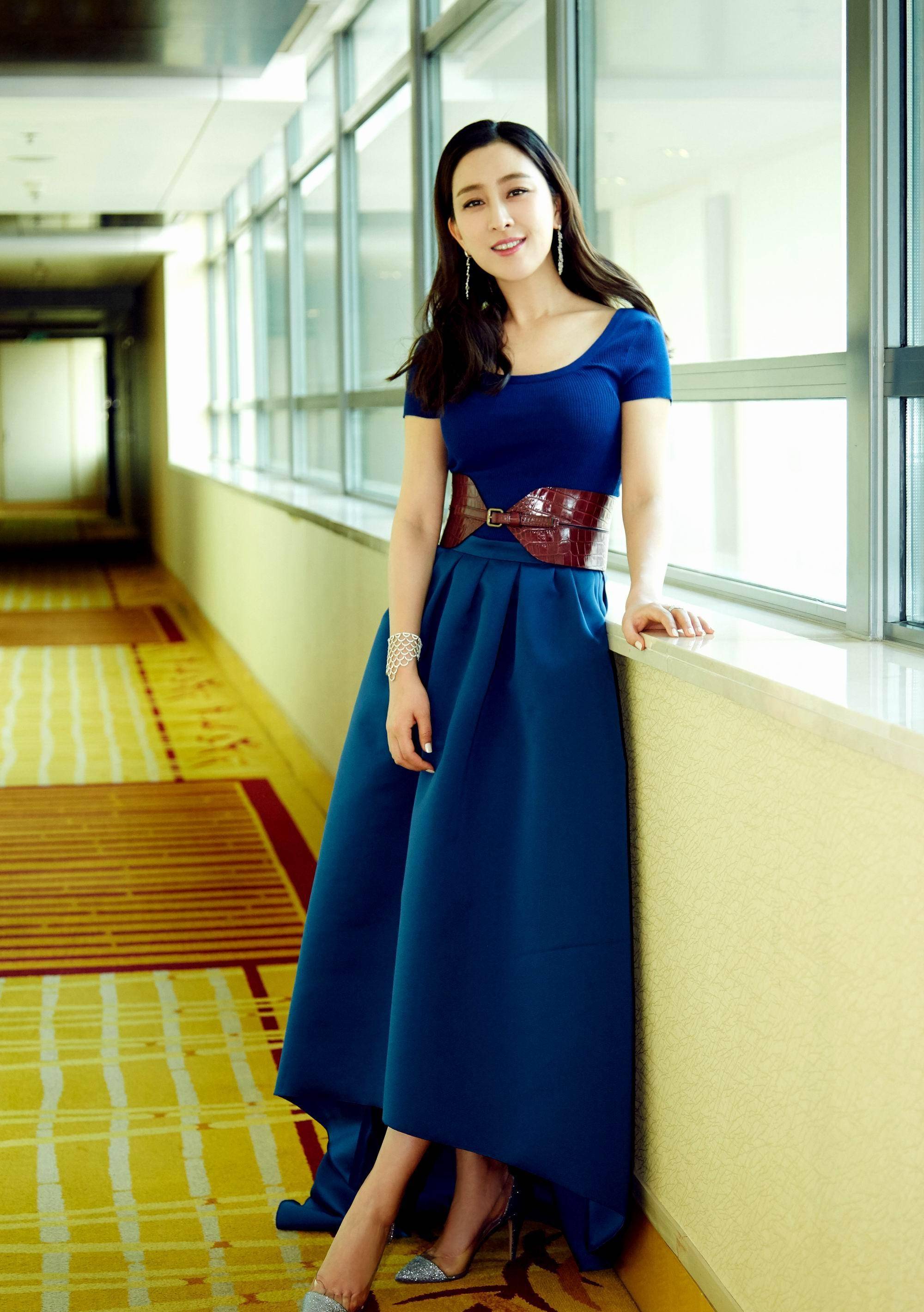 马苏真的挺有料,穿针织衫大秀凹凸比例,时尚身材比小姑娘还美_效果