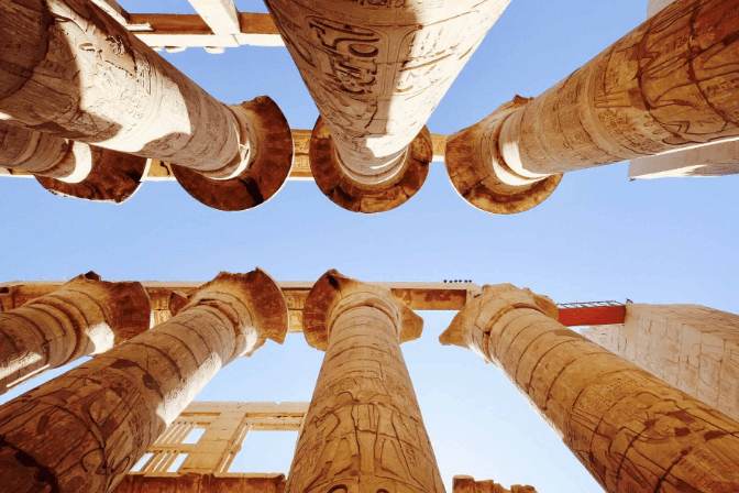 古埃及园林作为一个重要的社会空间,与古埃及人的宗教信仰和神的崇拜