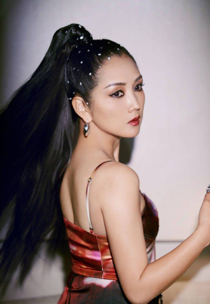 何洁秀性感酷飒造型 俏皮甜美笑容夺人心_一面_魅力_写真照