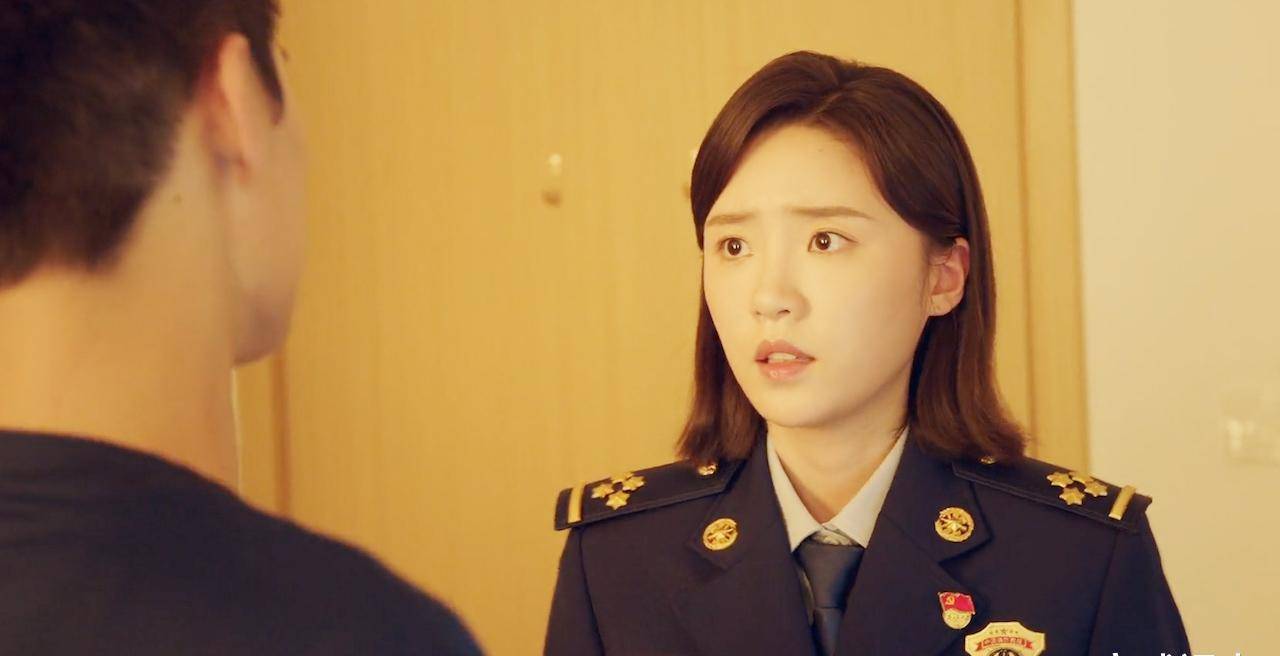 不难看出,李萌是喜欢宋焰的,可惜对方冷若冰山,对她的这些关心也只是