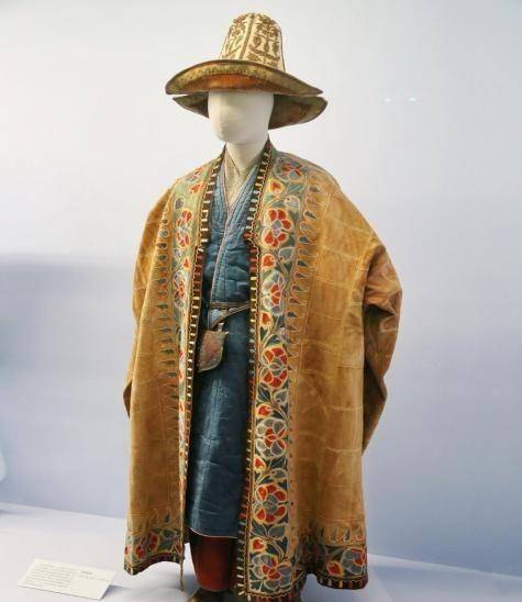 看看哈萨克族传统服饰ootd_帽子_图案_头饰