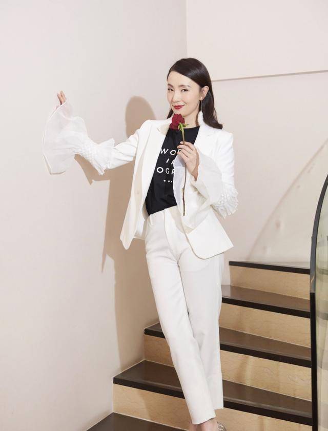 48岁陶虹堪称"冻龄女神",一身粉色西装又a又飒!超霸气_风格_经典_颜色