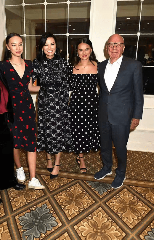 俩女儿随妈一脸精明,默多克虽老却和善_时尚_印花_少女