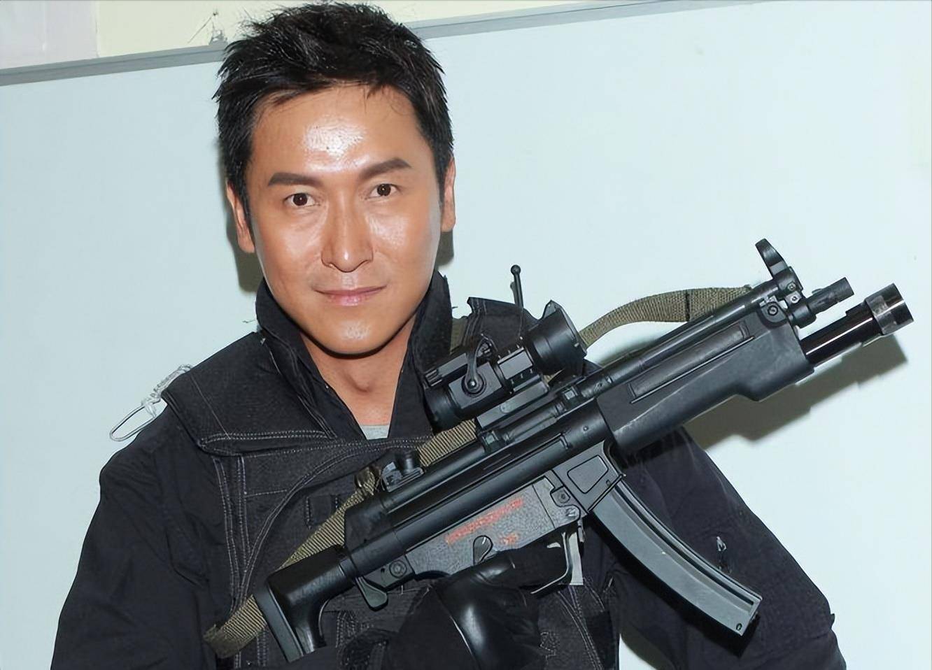 除了警察,他还出演过很多不同角色,比如商战反派"叶荣晋".