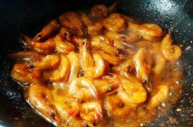 然后开背挑出虾线新鲜对虾剪刀减掉胡须虾腿(步足)和腹部的游泳足详细