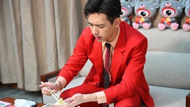 组图:李现亮红色西装亮相新浪专访酷帅有型包饺子男友力满满_娱乐_王