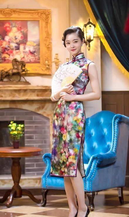 40岁秦海璐体态真好,穿旗袍还原"盘发"太惊艳,窈窕有韵味_身材_气质