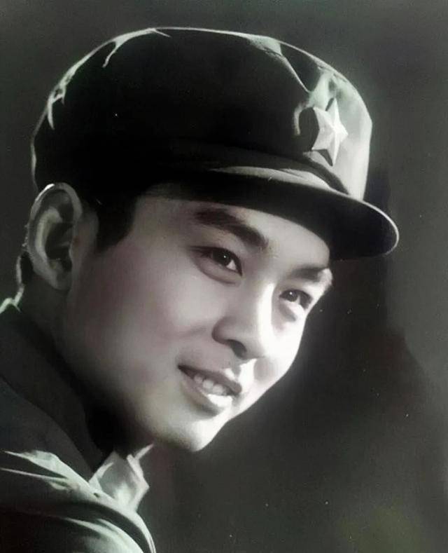 这个小伙子也很帅气,他就是原北影厂的著名演员马崇乐,70年代初,他曾