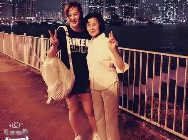 江希文携爱女为胞姐江欣燕庆生,三世同堂劲温馨,女儿似足胡汉清