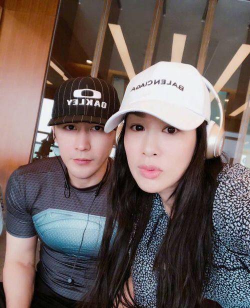 钟丽缇张伦硕晒健身照被嫌网友:怎么越看越恶心!_照片_年龄_穿着