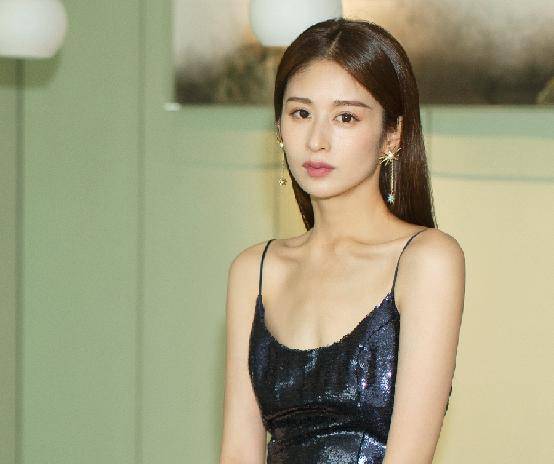 颖儿郭碧婷逛街美照,一个穿4万,一个穿7400,宛如仙女下凡_身材_一身