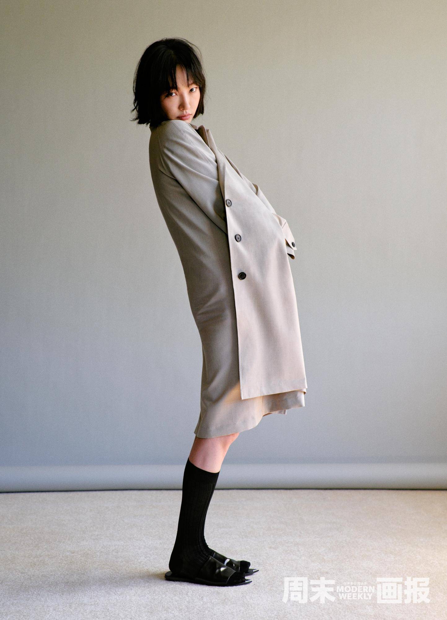 白百何登《周末画报》封面,穿热裤大秀美腿,39岁少女感满满_黑色_白色