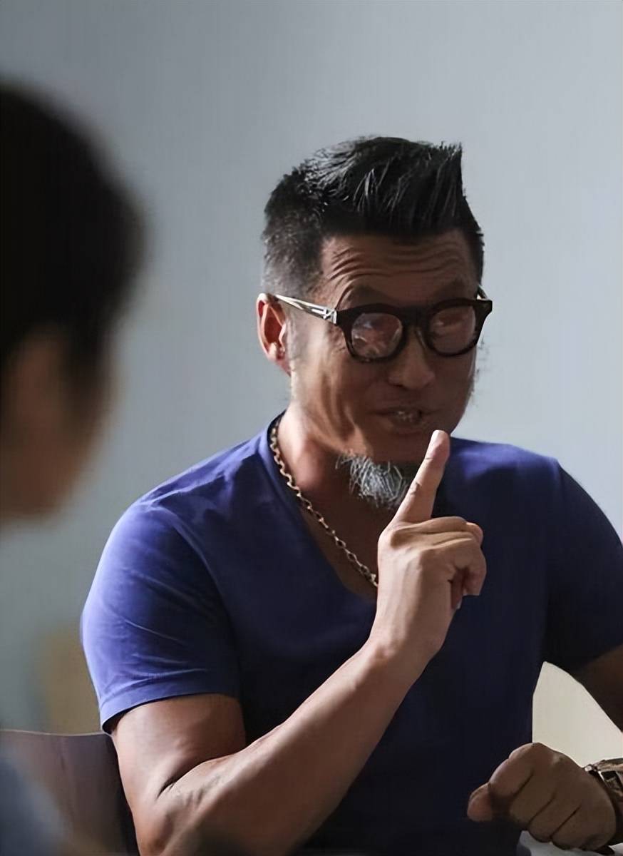 59岁孙兴与友人聚会,手戴绿松石串,被封杀后毫不受影响_生活_网友