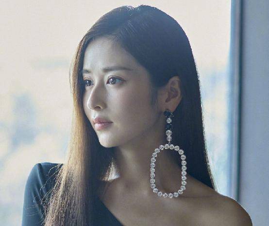 颖儿郭碧婷逛街美照,一个穿4万,一个穿7400,宛如仙女下凡_身材_一身