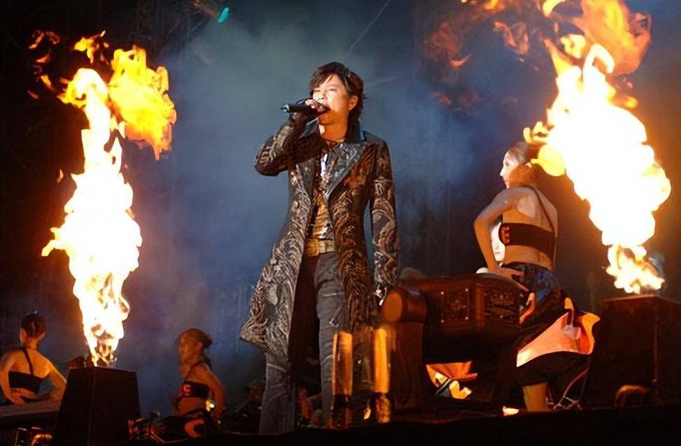 王杰的演唱会更是场场爆满,一票难求!