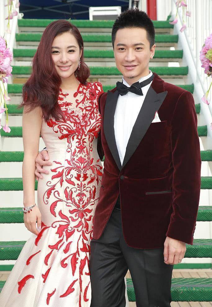 刘璇与老公,二人搂肩靠在一起十分亲密,刘璇老公长得好生俊俏啊_王