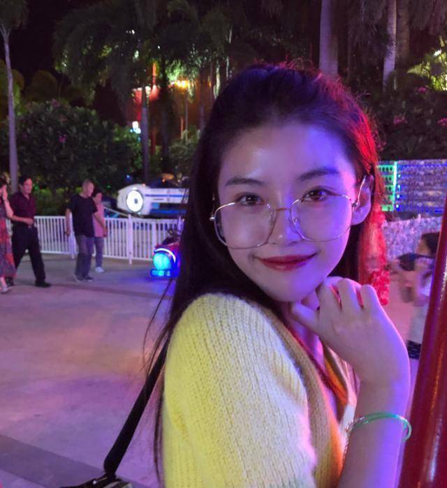 "aj女孩"半藏森林,大胆秀出"小蛮腰",单凭微笑就圈粉无数_胡文_网友