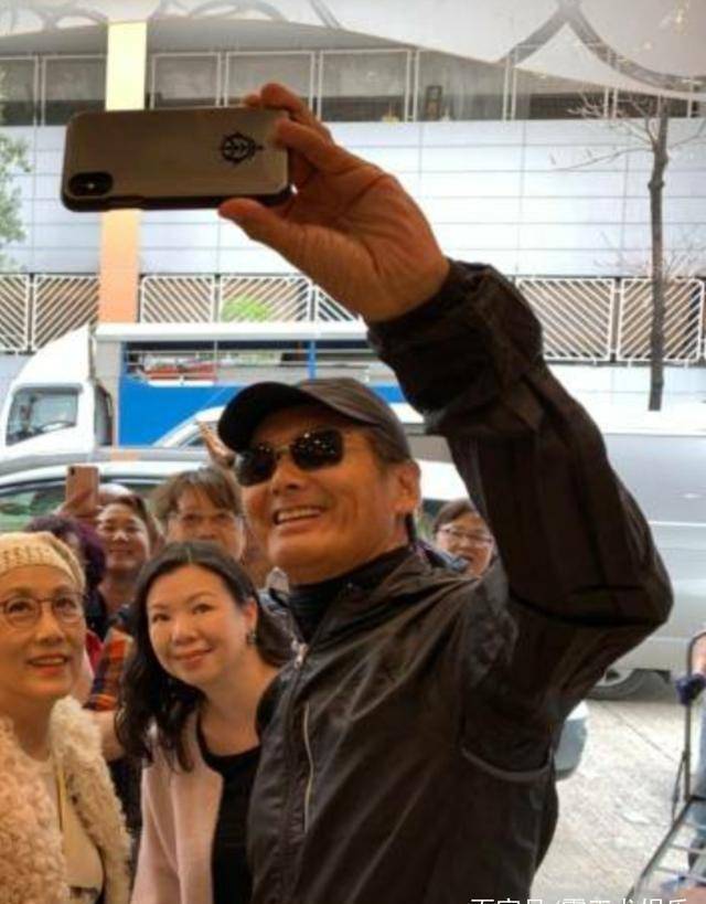 周润发逛街被偶遇:与汪明荃开心合影!_陈荟莲_身家_网友