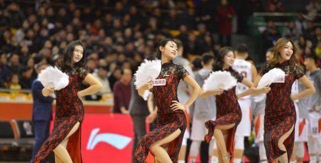 cba篮球宝贝身穿旗袍也能热舞,手持羽扇也有诸葛亮那样的大智慧_古代