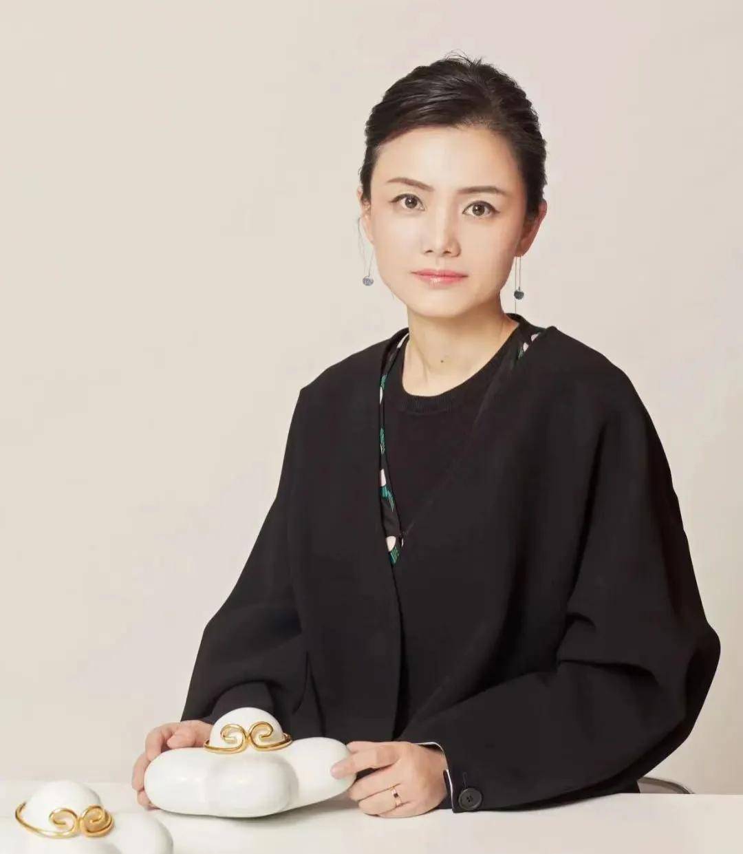 同行的黑衣女子火了,穿平底鞋却光芒四射_伯纳德·阿尔诺_气质_女士