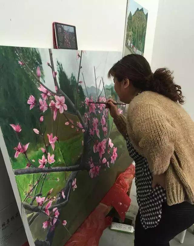 50岁农妇画作爆红,周春芽大师说她没有艺术性,网友却持不同意见_王珍