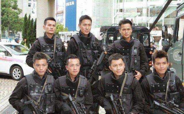 在里面,因为说的是飞虎队的故事,所以就由资深男艺人马德钟带领