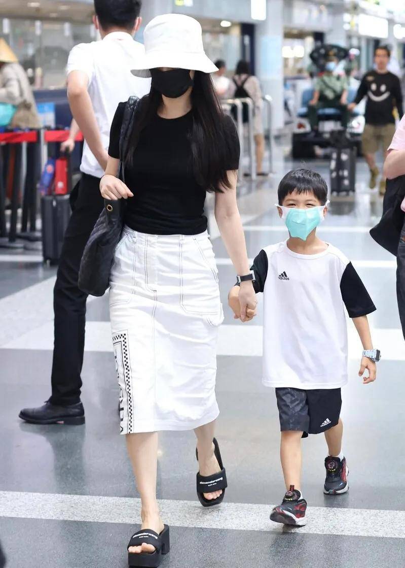黄圣依带小儿子出行,母子牵手同行画面温馨,小腹平坦不像怀三胎_安麟