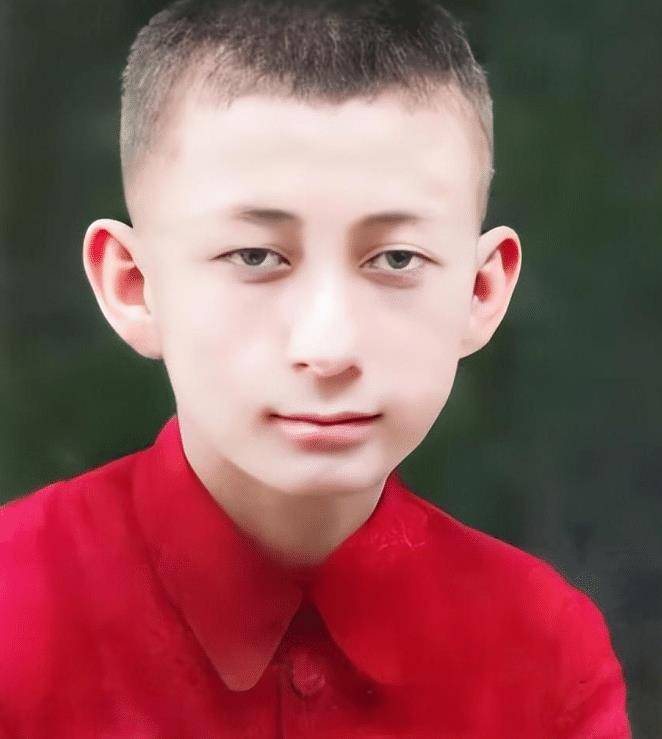 靳雪萍生于1928年六月,比邱岳峰还年轻六岁,他们的长子邱必昌在一场