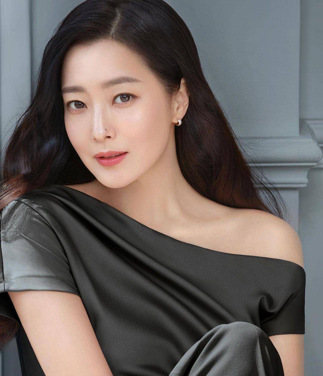 《爱丽丝》,除了金喜善,周元之外,还有郭时阳,李多寅,金相浩,崔元英