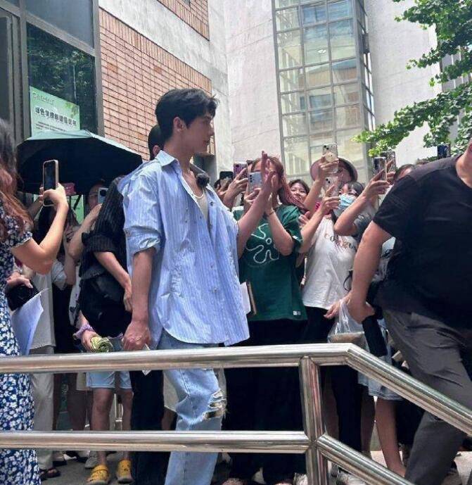 31岁杨洋米兰偶遇被嘲太胖穿不了花裙,邪恶保镖引发争议!