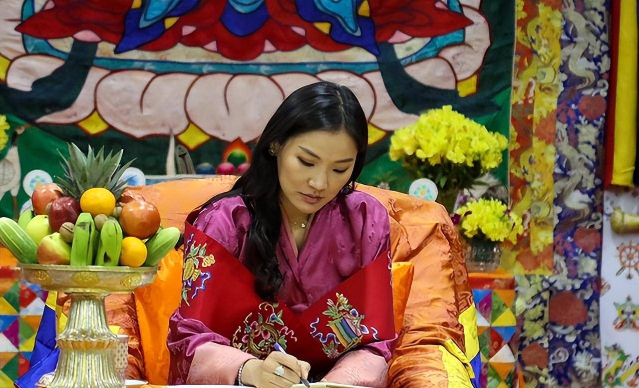 不丹王后挺三胎孕肚营业啦!