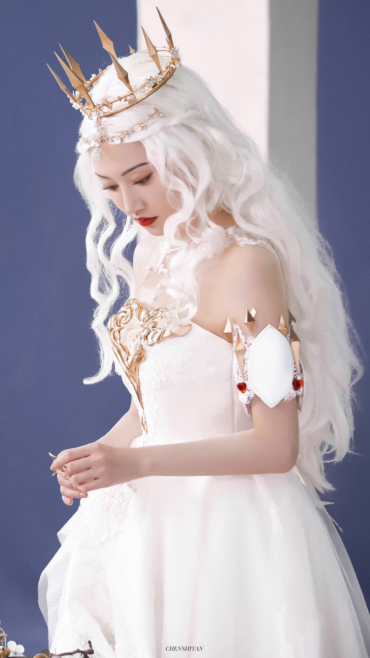 景甜拍摄新时尚大片,旗袍华美气质不改,挑战白皇后不输安妮海瑟薇