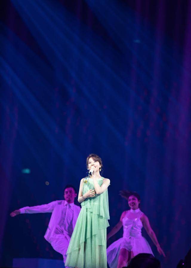 冯提莫的礼服搭配,知性与妩媚感并存,精灵感十足_造型_裙子_整体