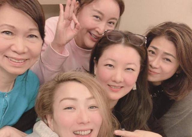 伏明霞携闺蜜郑秀文过生日,共享丰盛蟹宴,相识13年年年结伴庆生_香港