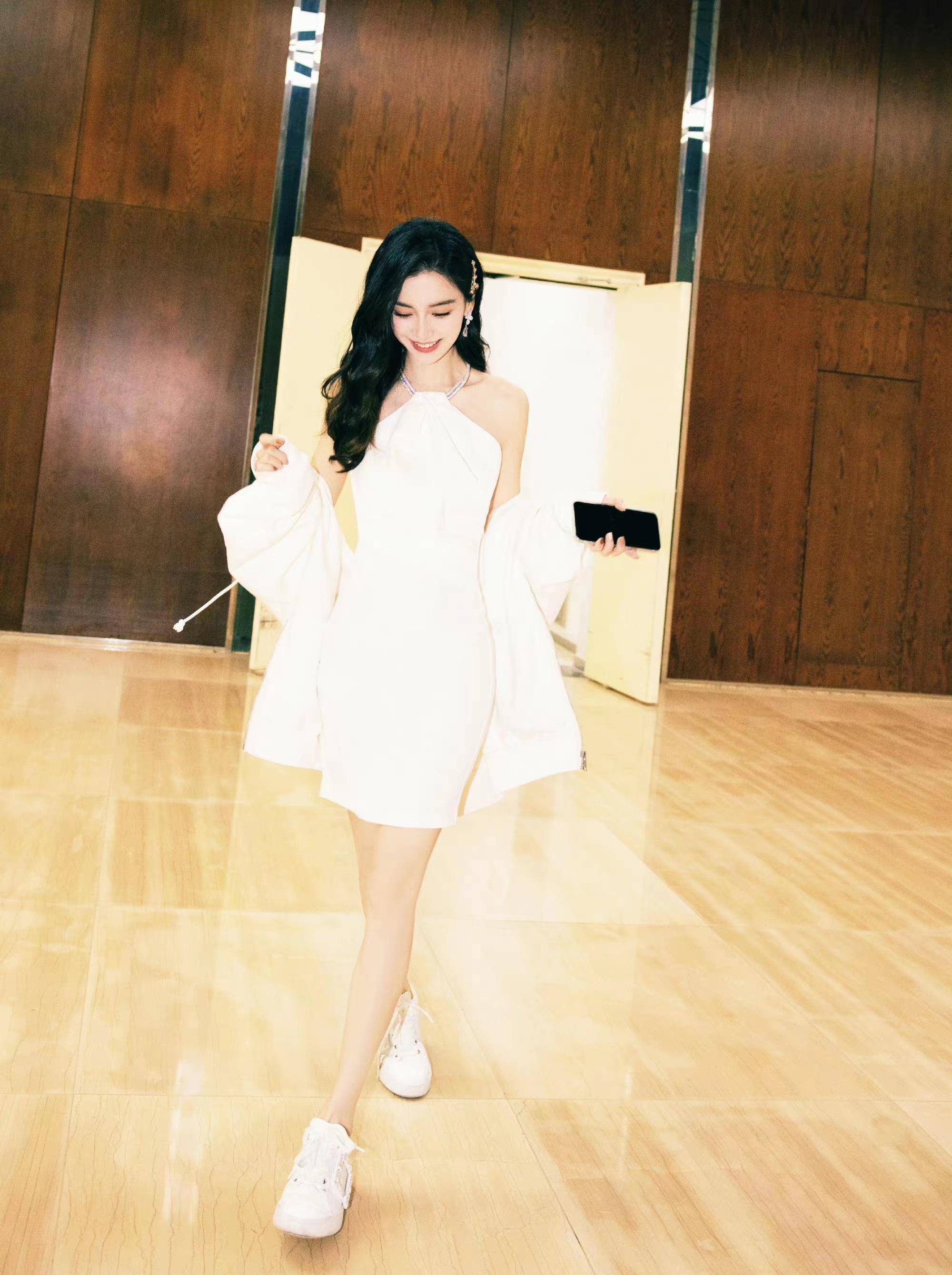 angelababy晒美照,穿挂脖小白裙,清新甜美又减龄_气质_好身材_白色