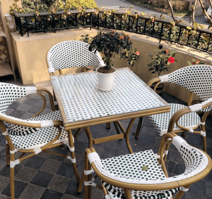 伊能静晒台北豪宅,满墙名贵瓷器吸睛,桌椅被划破了仍舍不得扔_网友