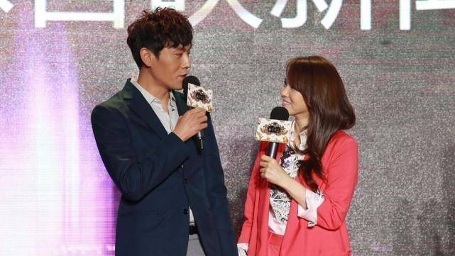 伊能静在老公面前好依人,粉色风衣套装甜美温柔,气质真不赖