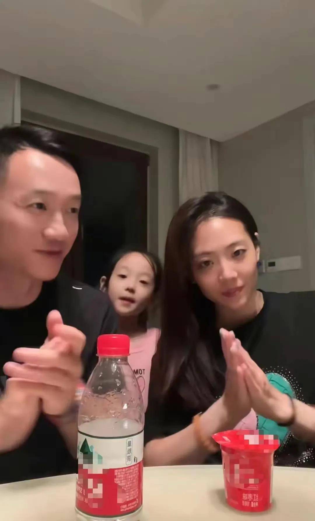 曝杨威对婚姻不满,因时刻被杨云管束着,夫妻消费观念差异也很大