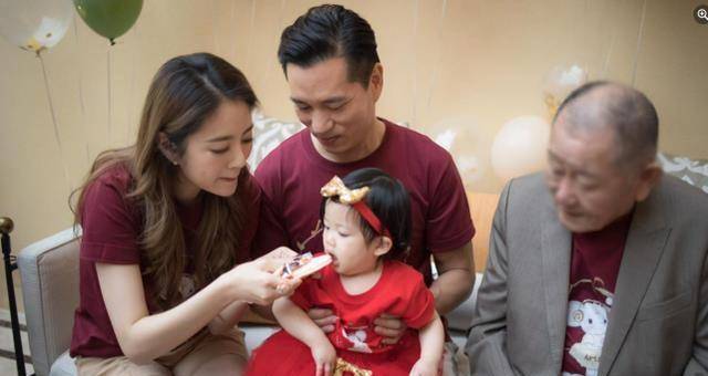 陈荣炼用女儿的小手帮她切生日蛋糕,一家人的眼睛里全是对她的深情.