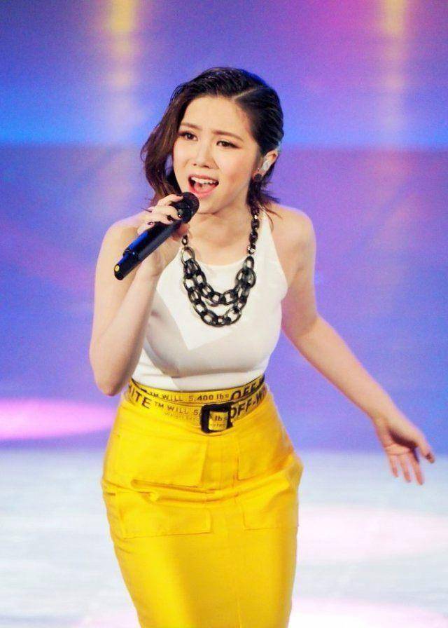 邓紫棋真美,26岁邓紫棋穿黄色开叉长裙,网友:这比穿皮裤美太多_时尚