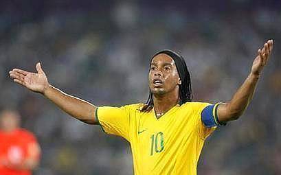 巨星:罗纳尔迪尼奥,世界足坛的鬼才,绿茵场上的精灵_巴萨_赛季_巴西