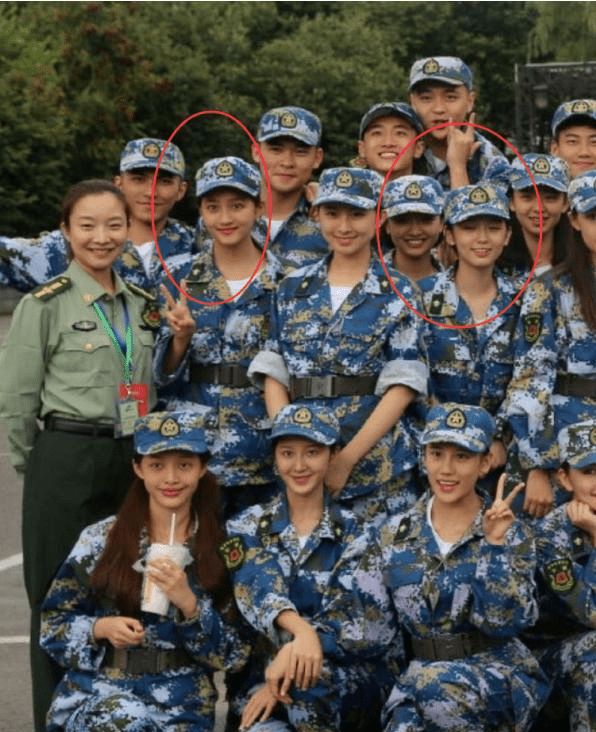 周也学校拍毕业照,关晓彤不小心入境,有没有延迟毕业一目了然_同学