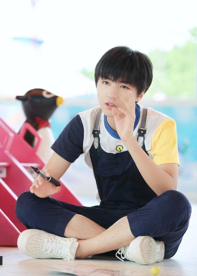 tfboys王俊凯绝对是最佳男友,王三岁太可爱了!_姿势_过山车_娃娃