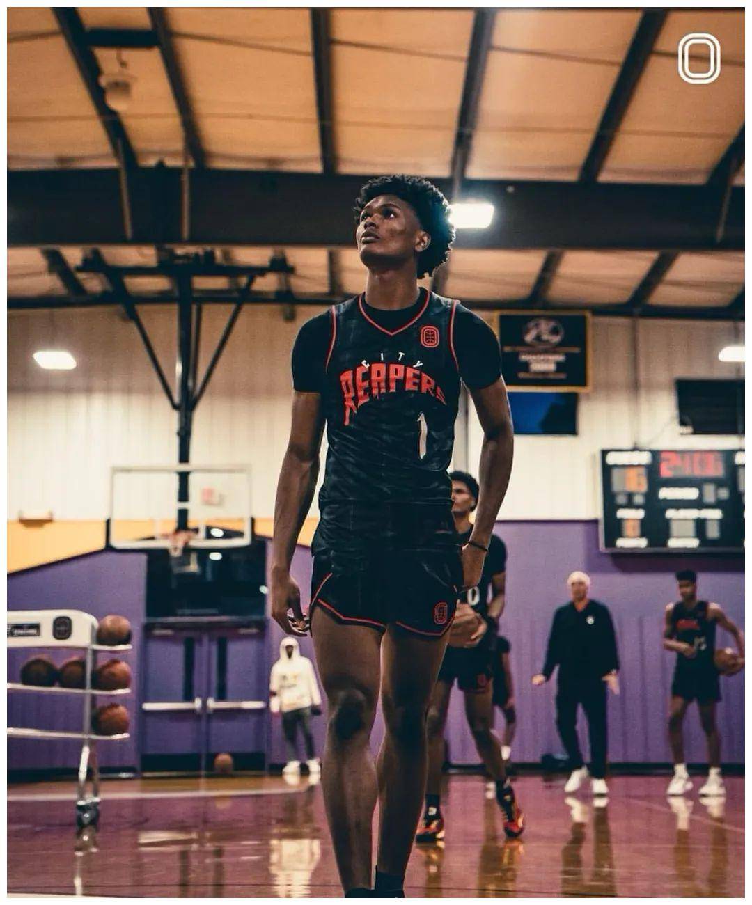 他的首秀比文班亚马更惊艳_阿门汤普森_投篮_亨德森