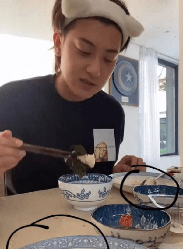 浅蓝花边餐具看起来很眼熟,黄子韬在社交平台上发布了自己在家吃饭的