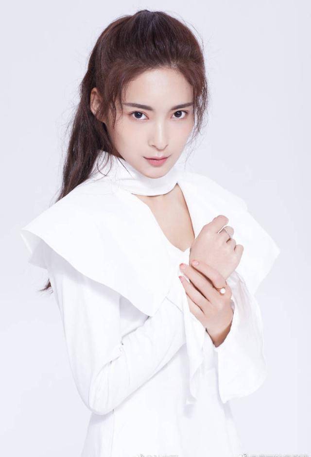 阳夫人李依晓,辽宁锦州人,毕业于中国戏曲学院,参演过《新萧十一郎》