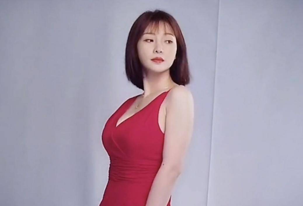 王太利和柳岩拍海报,被指揩油揩得太明显,手肘摆放位置引起热议_视频