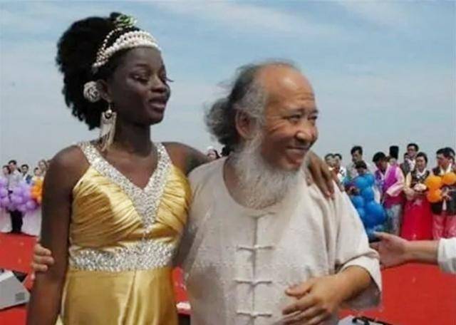 她虽然年纪小,但是经常陪着杨彦聊天谈心,杨彦也一如既往地教授艾达