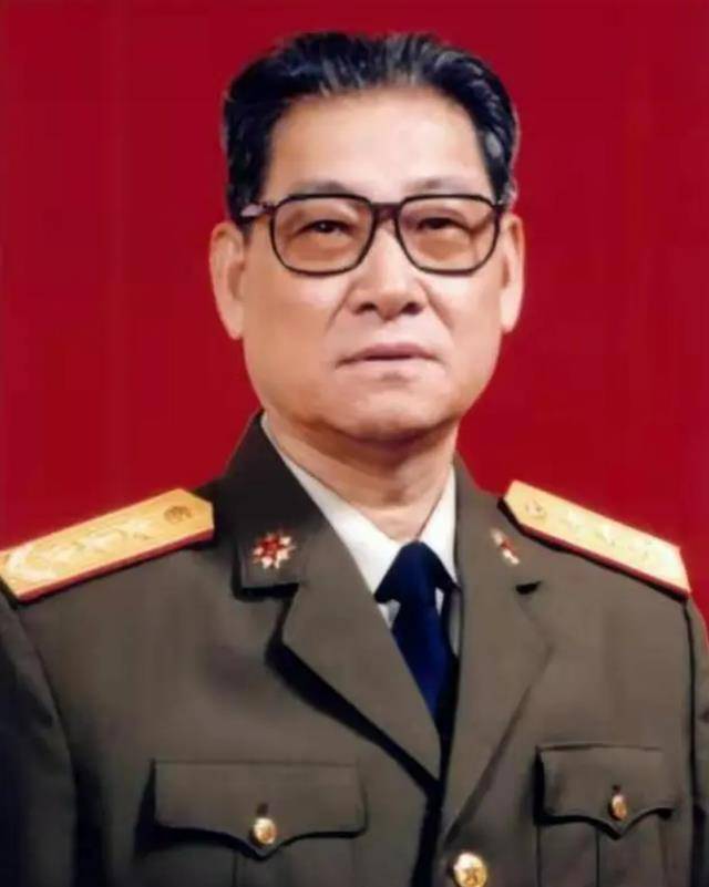 在濟南軍區做了三年司令員以後,1988年他被授予了中將軍銜,多年的功績