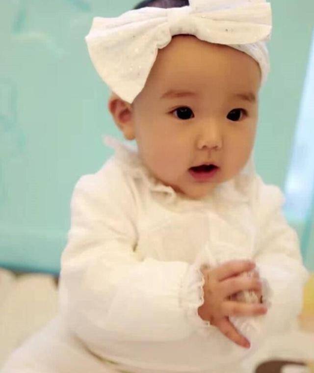 董璇晒女儿萌照,小酒窝长高不少,圆圆的脸蛋和眼睛真是萌到犯规_感觉